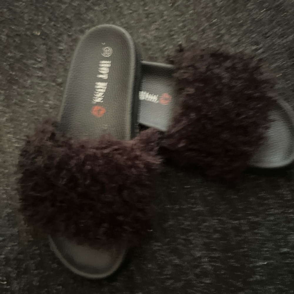 Hot Kiss Fuzzy Black Slides